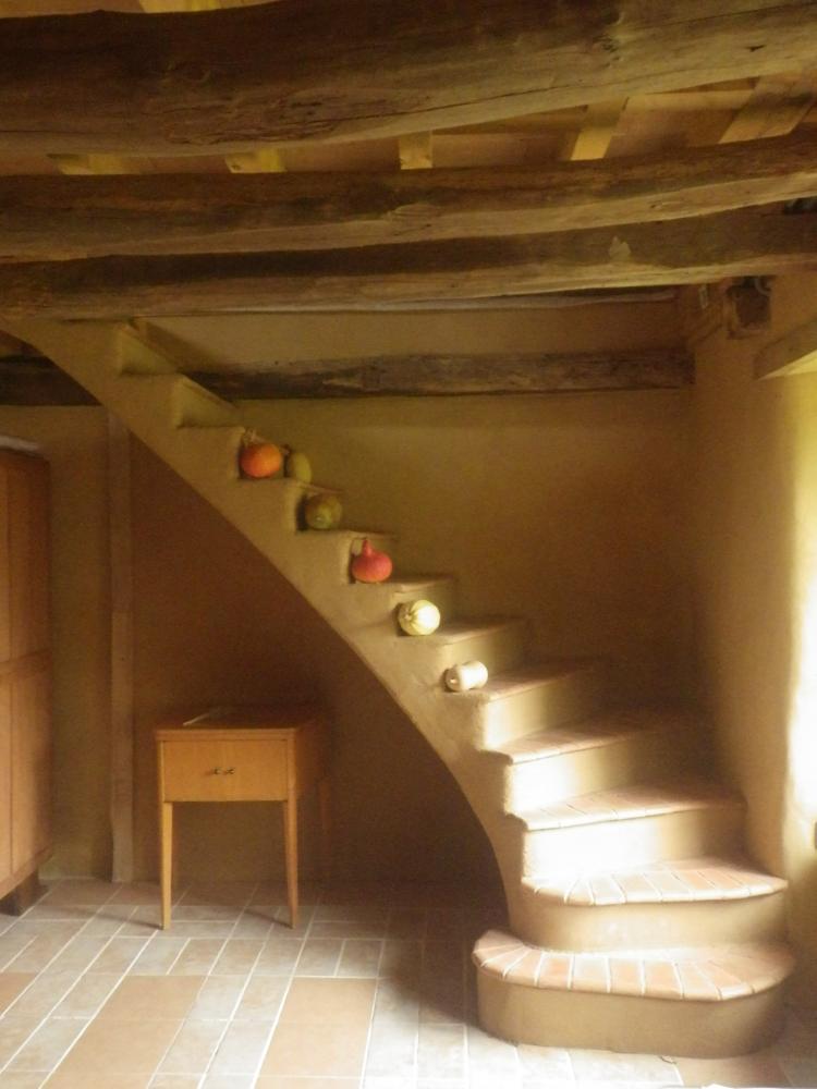 escalier sur voûte sarrasine, finition brique et enduit terre