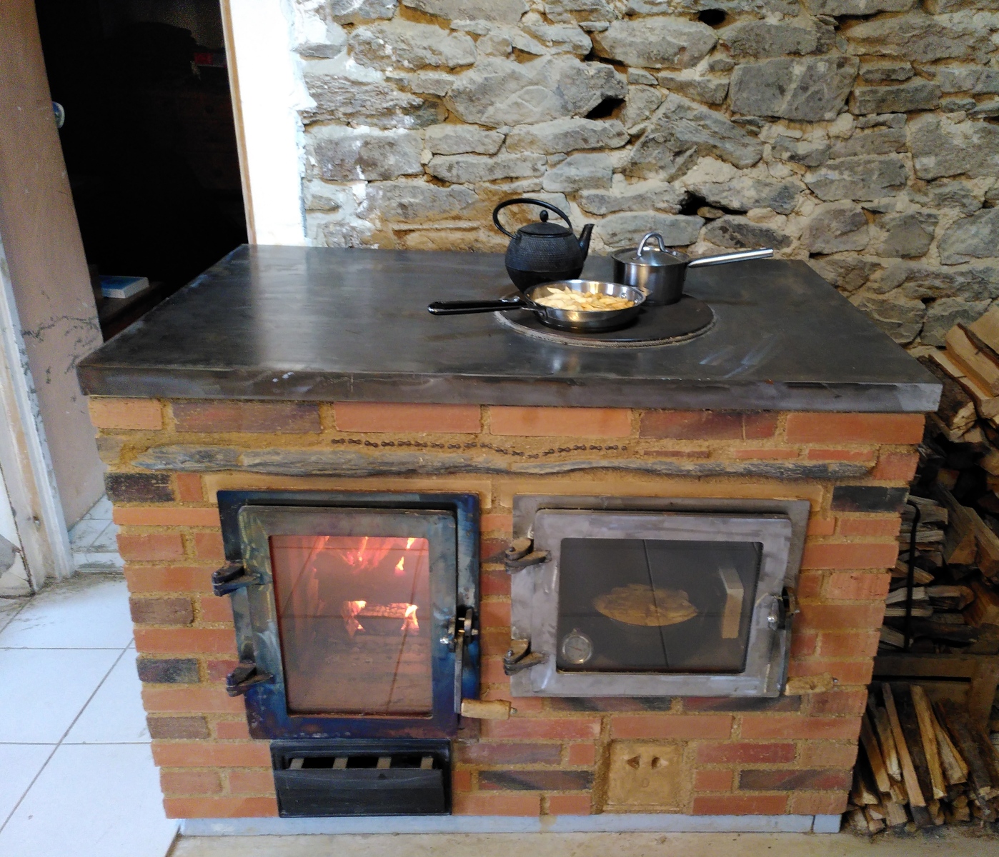 cuisinière de masse en brique rustique - foyer MiniMasse
